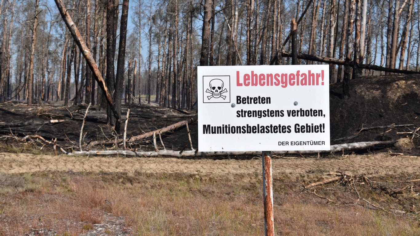 Schilder warnen vor dem mit Kriegsmunition verseuchtem Boden: Das Gebiet ist seit Jahren gesperrt und darf von niemandem betreten werden.