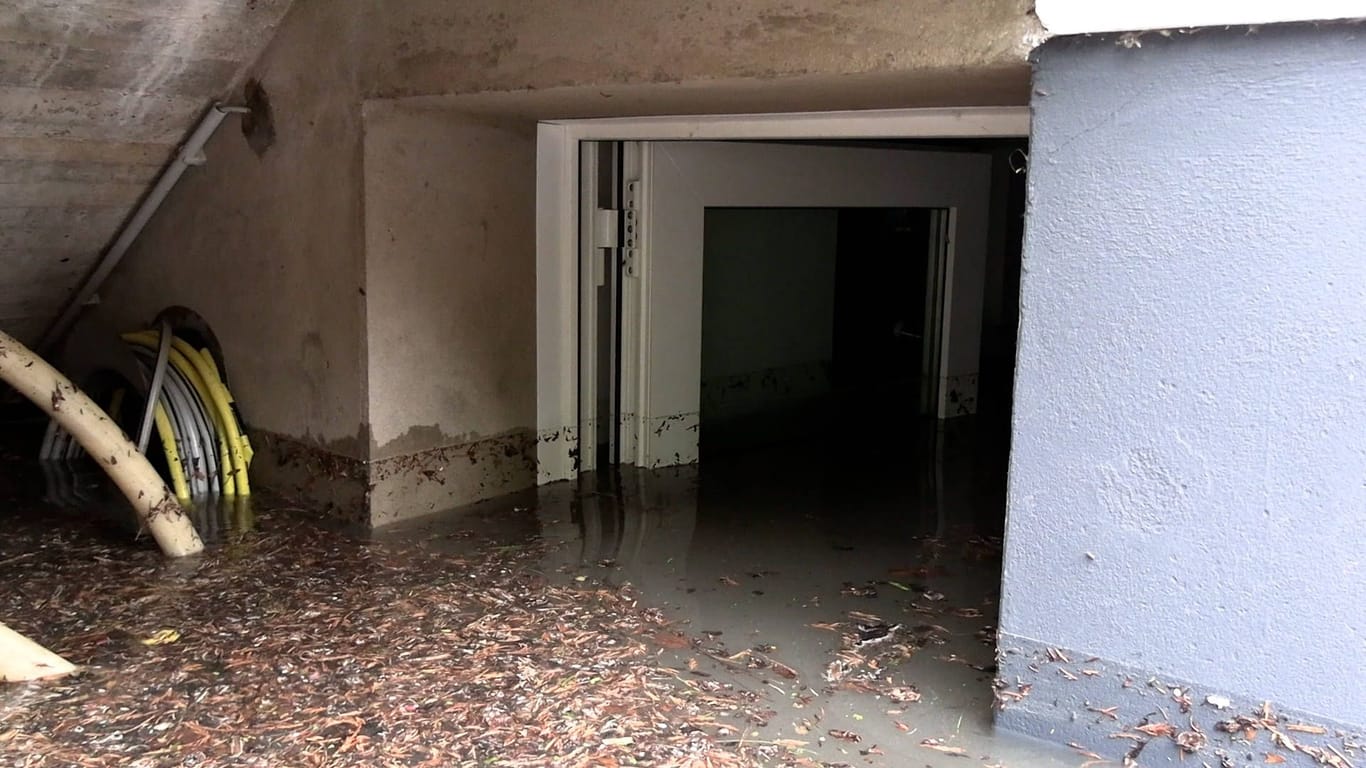 Ein vollgelaufener Keller (Symbolbild): Im Hochsauerland kam es zu starken Niederschlägen.