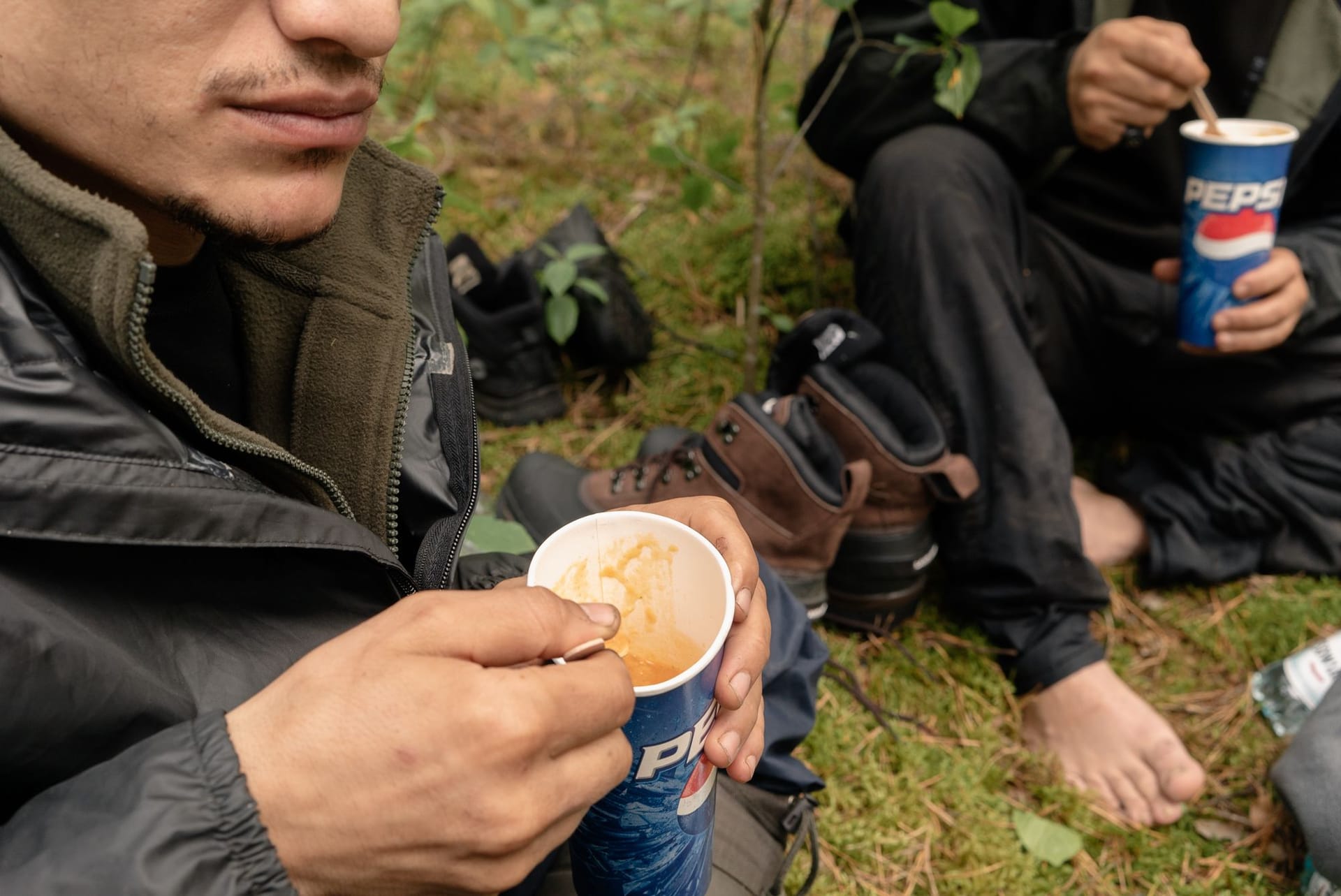 Suppe im Wald: Die beiden Männer verstecken sich hier vor dem polnischen Grenzschutz, denn Asyl wollen sie in Deutschland beantragen.
