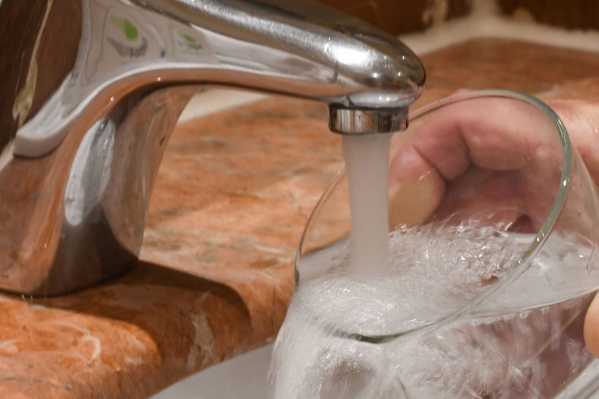 Aus einem Wasserhahn fließt Wasser: In München muss sich was ändern, damit keine Wasserknappheit droht, warnen Experten.