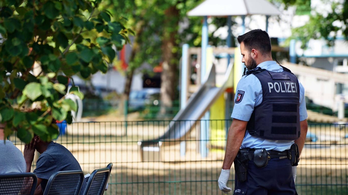 Die Polizei kontrolliert verdächtige Personen auf einem Spielplatz (Spielplatz): In Dortmund wurde ein Mann mit einer Machete angegriffen.