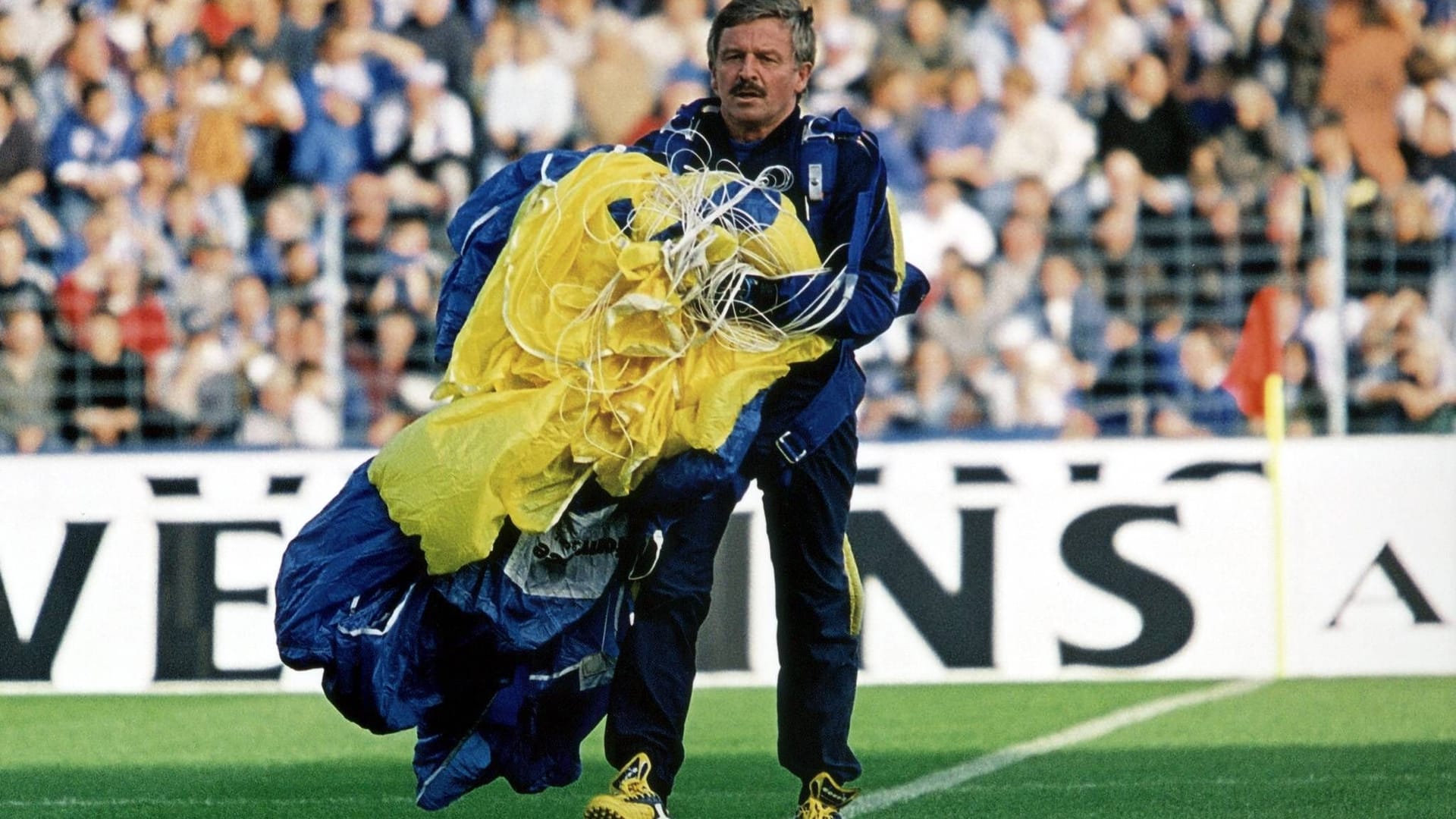 Jürgen Möllemann war leidenschaftlicher Fallschirmspringer, hier nach einem Absprung ins Parkstadion Gelsenkirchen.