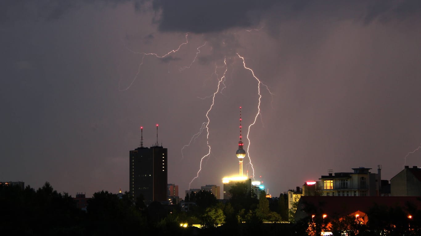 Blitz über dem Alexanderplatz (Archivbild): In Berlin wird es ungemütlich.
