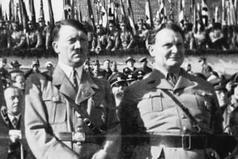 Adolf Hitler und Hermann Göring (rechts) 1934 auf dem Berliner Tempelhofer Feld: 99 Jahre später kommt es zu einer umstrittenen Auktion.