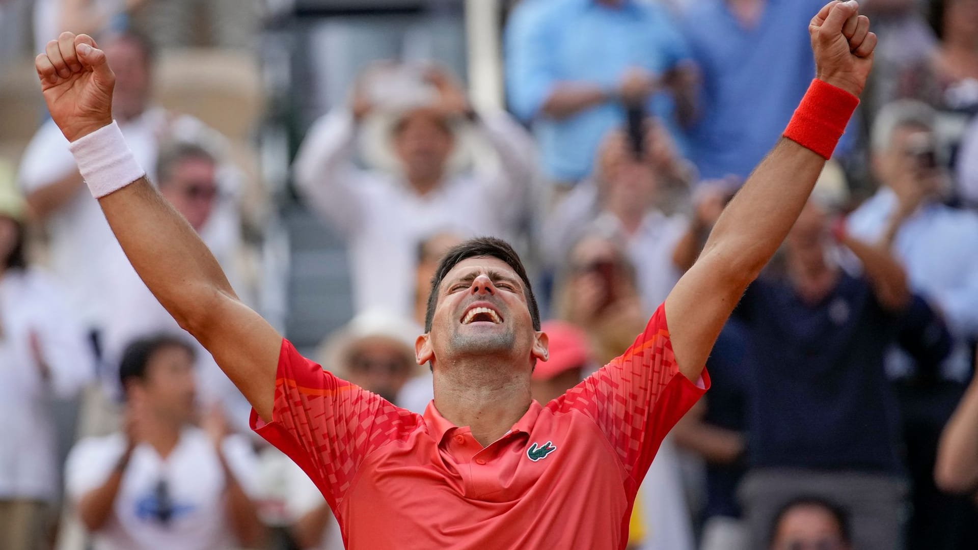 Am Ziel: Novak Djokovic nach seinem Sieg im Finale der French Open.