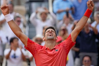 Am Ziel: Novak Djokovic nach seinem Sieg im Finale der French Open.