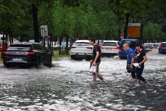 Überflutete Straße: Viele Straßen und Keller liefen am Montag in Berlin voll.