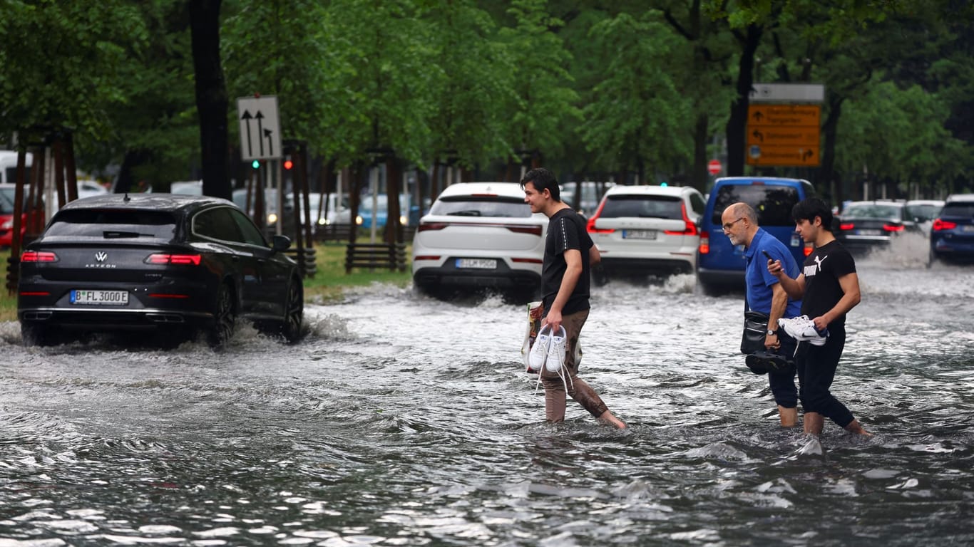 Überflutete Straße: Viele Straßen und Keller liefen am Montag in Berlin voll.