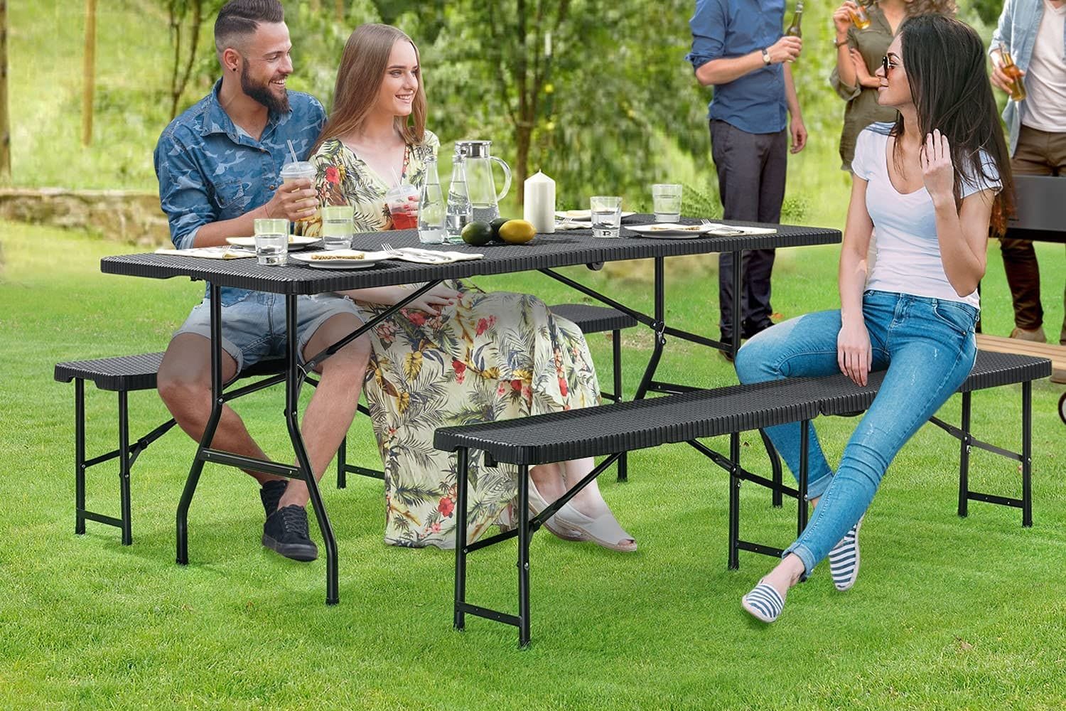 Günstige Bierzeltgarnitur im Angebot: Das 3-teilige Set von Juskys lässt sich noch komfortabler verstauen und ist besonders leicht.