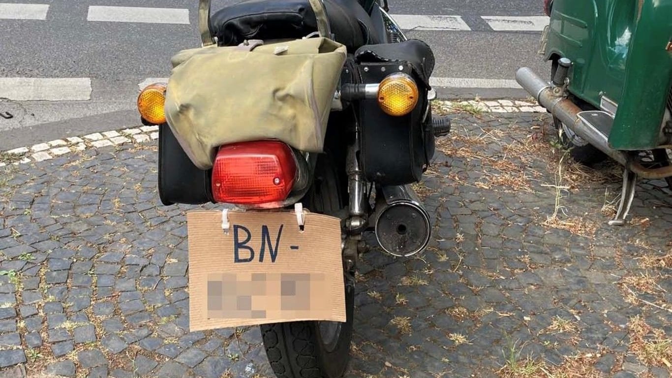 Verkehrskontrolle in Bonn: Dieses Pappschild überraschte die Ermittler.