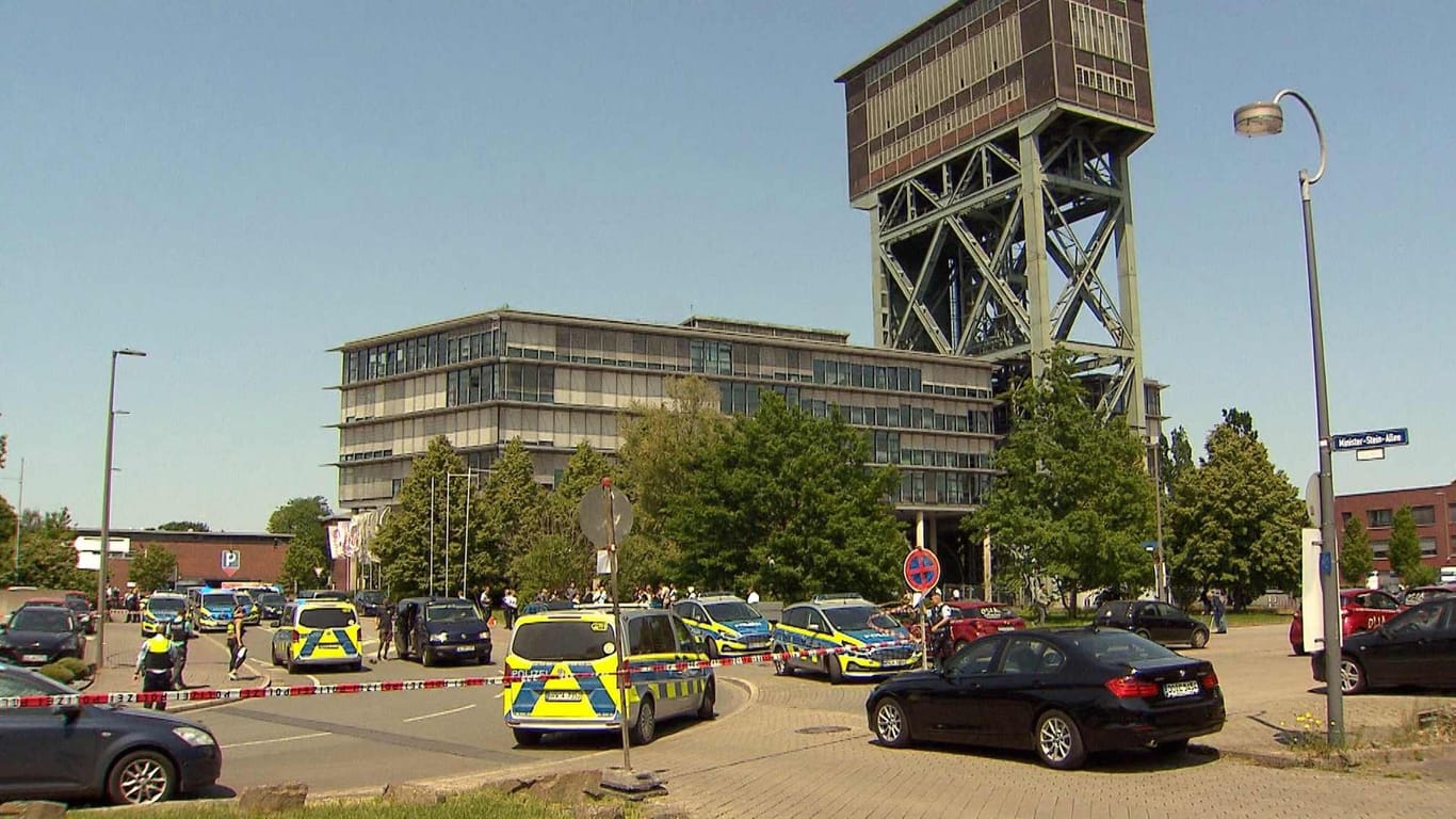 Dortmund: Großaufgebot der Polizei vor einem Fitnessstudio.