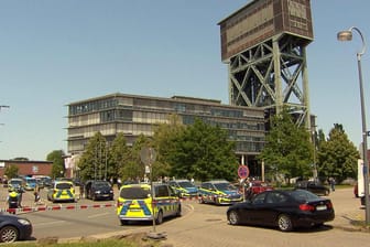 Dortmund: Großaufgebot der Polizei vor einem Fitnessstudio.