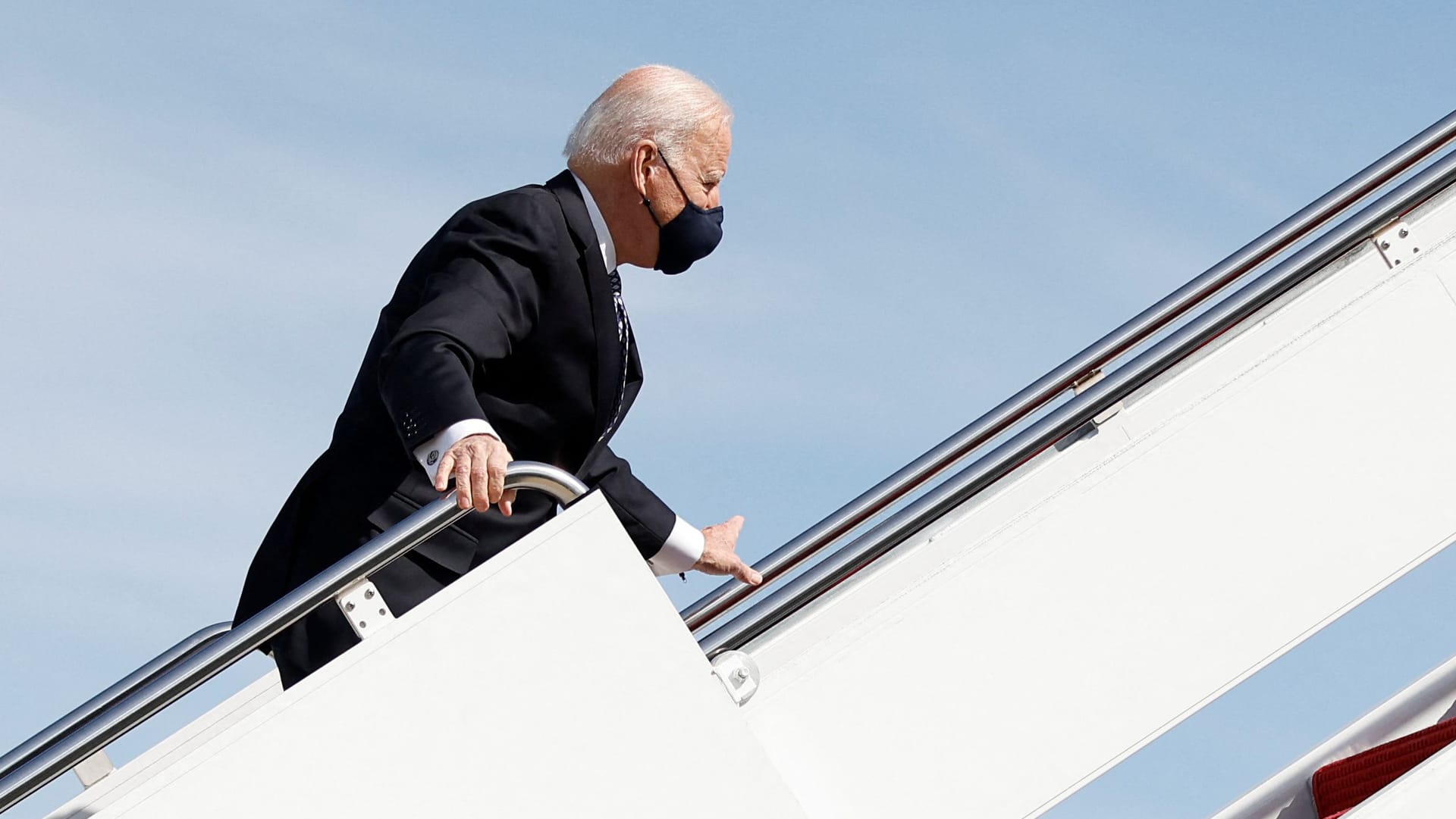 Joe Biden fängt sich am Geländer ab, nachdem er die Treppe hoch gestolpert war: Immer wieder sorgen Stolperer und Stürze des Präsidenten für Aufsehen.