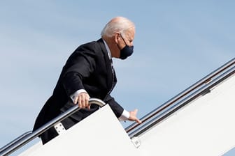 Joe Biden fängt sich am Geländer ab, nachdem er die Treppe hoch gestolpert war: Immer wieder sorgen Stolperer und Stürze des Präsidenten für Aufsehen.