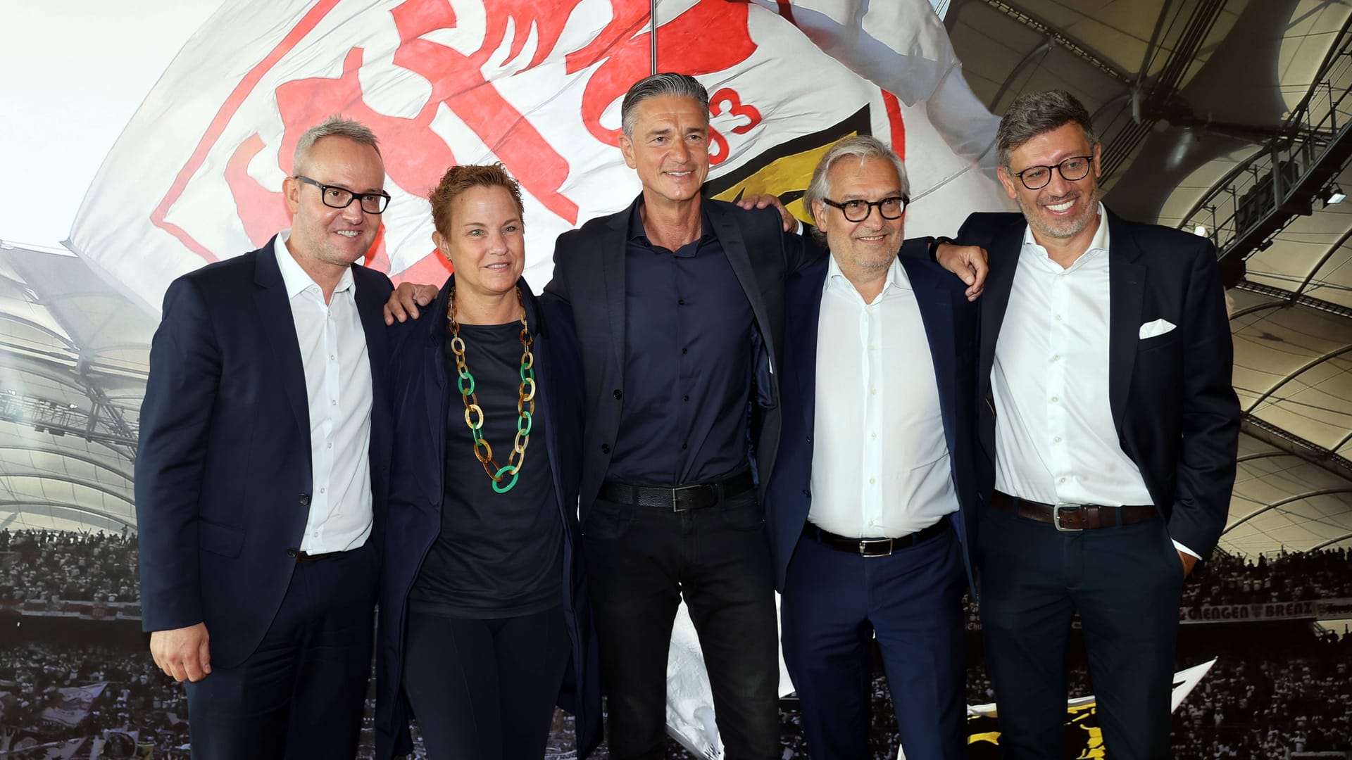 Der VfB stellte am Dienstag Porsche und MHP als neue Investoren und Sporen vor. Im Bild von links: Alexander Wehrle, Vorstandsvorsitzender VfB Stuttgart, Britta Seeger, Mitglied Vorstand Mercedes-Benz, Lutz Meschke, stellvertretender Vorstandsvorsitzender und Vorstand für Finanzen und IT bei Porsche, Ralf Hofmann, Gesellschafter und Vorsitzender der Geschäftsführung MHP und Claus Vogt, Präsident des VfB Stuttgart.