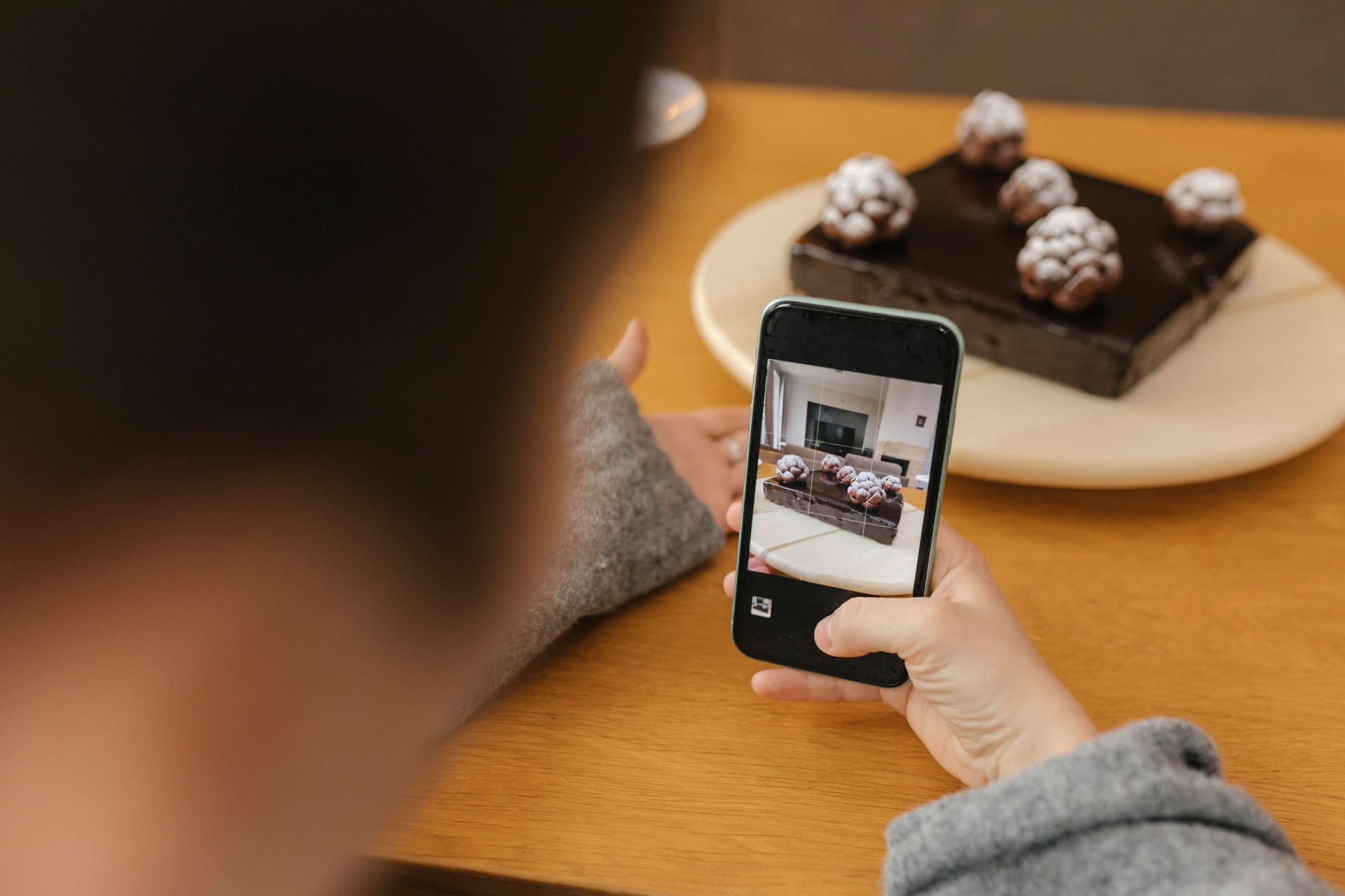 Knipps: Allein der Genuss von Bildern bestimmter Lebensmittel auf dem Smartphone kann den Hunger hemmen.