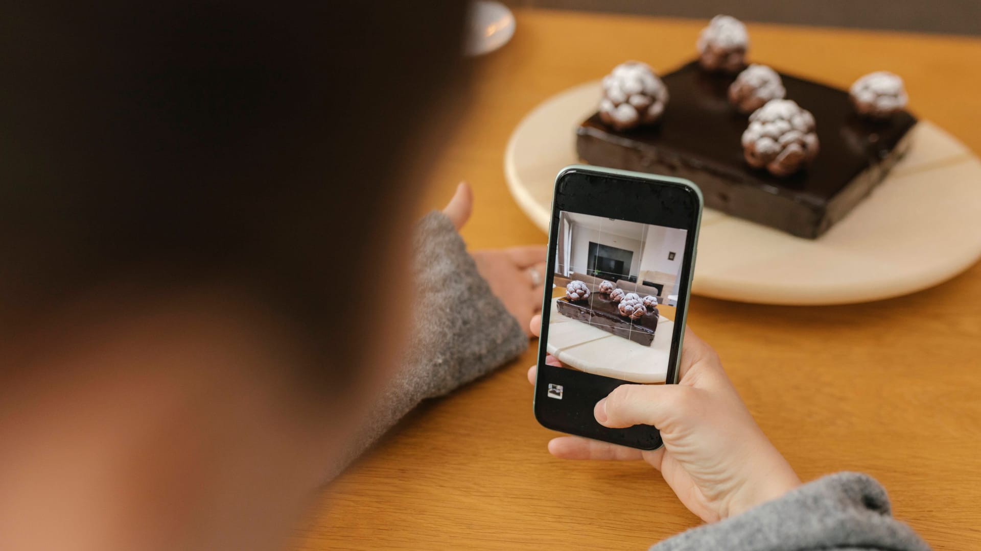 Knipps: Allein der Genuss von Bildern bestimmter Lebensmittel auf dem Smartphone kann den Hunger hemmen.