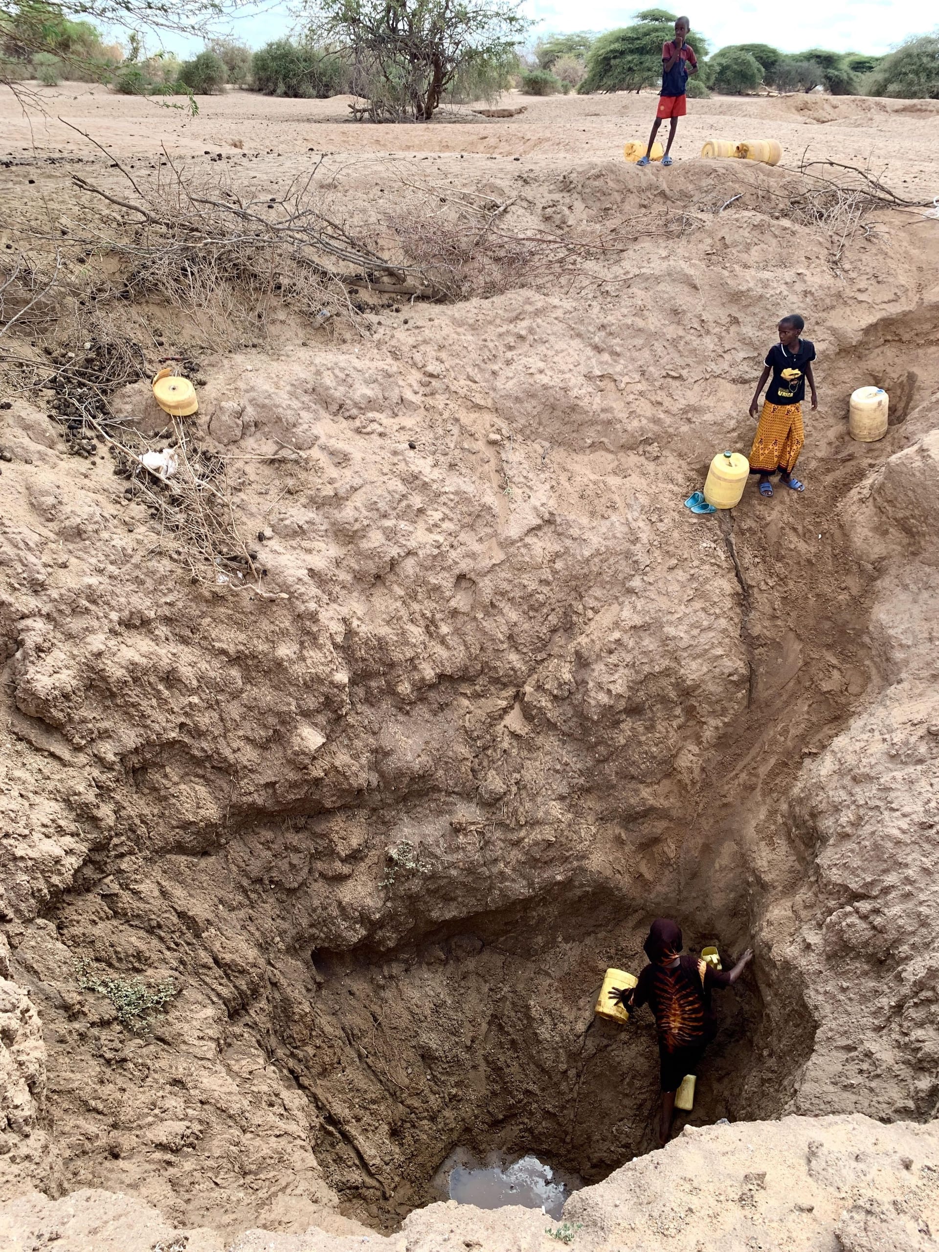 In Ostkenia graben die Menschen Löcher in den Sand auf der Suche nach dem letzten bisschen Wasser.