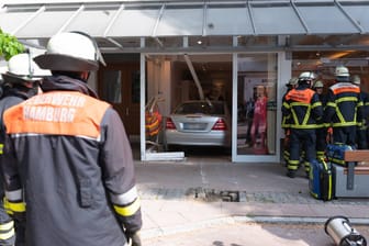 Unfallschwerpunkt Waitzstraße: Mindestens 25 Mal sind der Nobelstraße von Hamburg-Othmarschen PKWs in Schaufenstern von Ladenlokalen gekracht.
