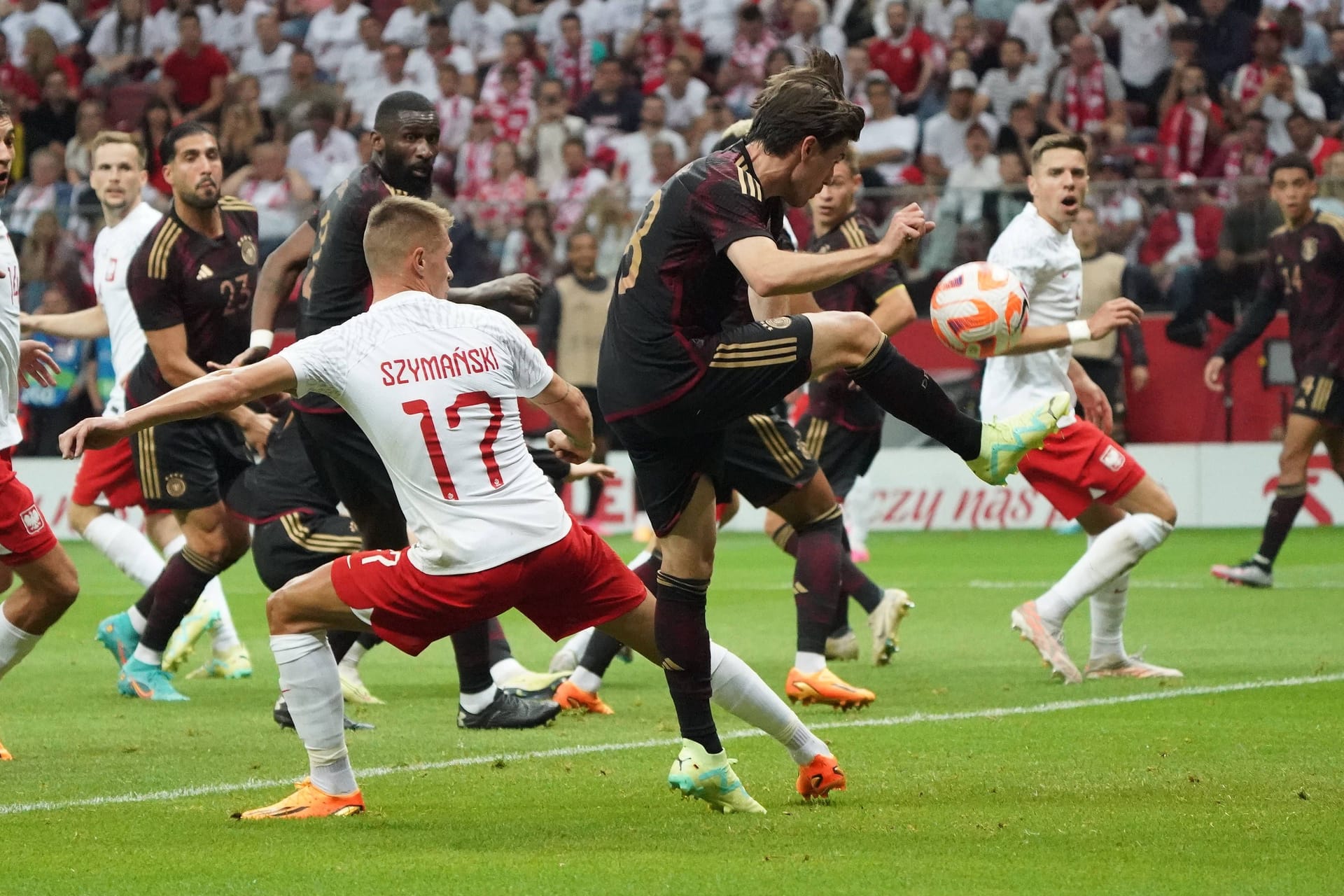 Jonas Hofmann (bis 45.): Trat offensiv erstmals in der 11. Minute in Erscheinung, seine Flanke segelte aber weit ins Toraus. Der Gladbacher entpuppte sich in den ersten Minuten zwar als spielfreudiger Aktivposten auf der rechten Seite. Das aber ohne Ertrag. Defensiv immer wieder mit Unsicherheiten und zu leichten Ballverlusten, musste zur Pause raus. Note 5 Jonas Hofmann (bis 45.): Trat offensiv erstmals in der 11. Minute in Erscheinung, seine Flanke segelte aber weit ins Toraus. Der Gladbacher entpuppte sich in den ersten Minuten zwar als spielfreudiger Aktivposten auf der rechten Seite. Das aber ohne Ertrag. Defensiv immer wieder mit Unsicherheiten und zu leichten Ballverlusten, musste zur Pause raus. Note 5
