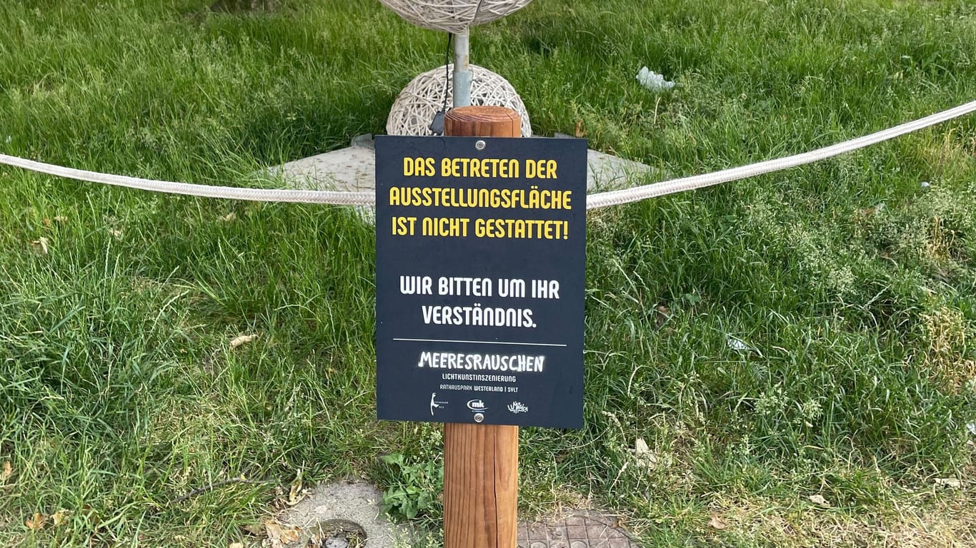 Ein Schild im Rathauspark: Betreten verboten.