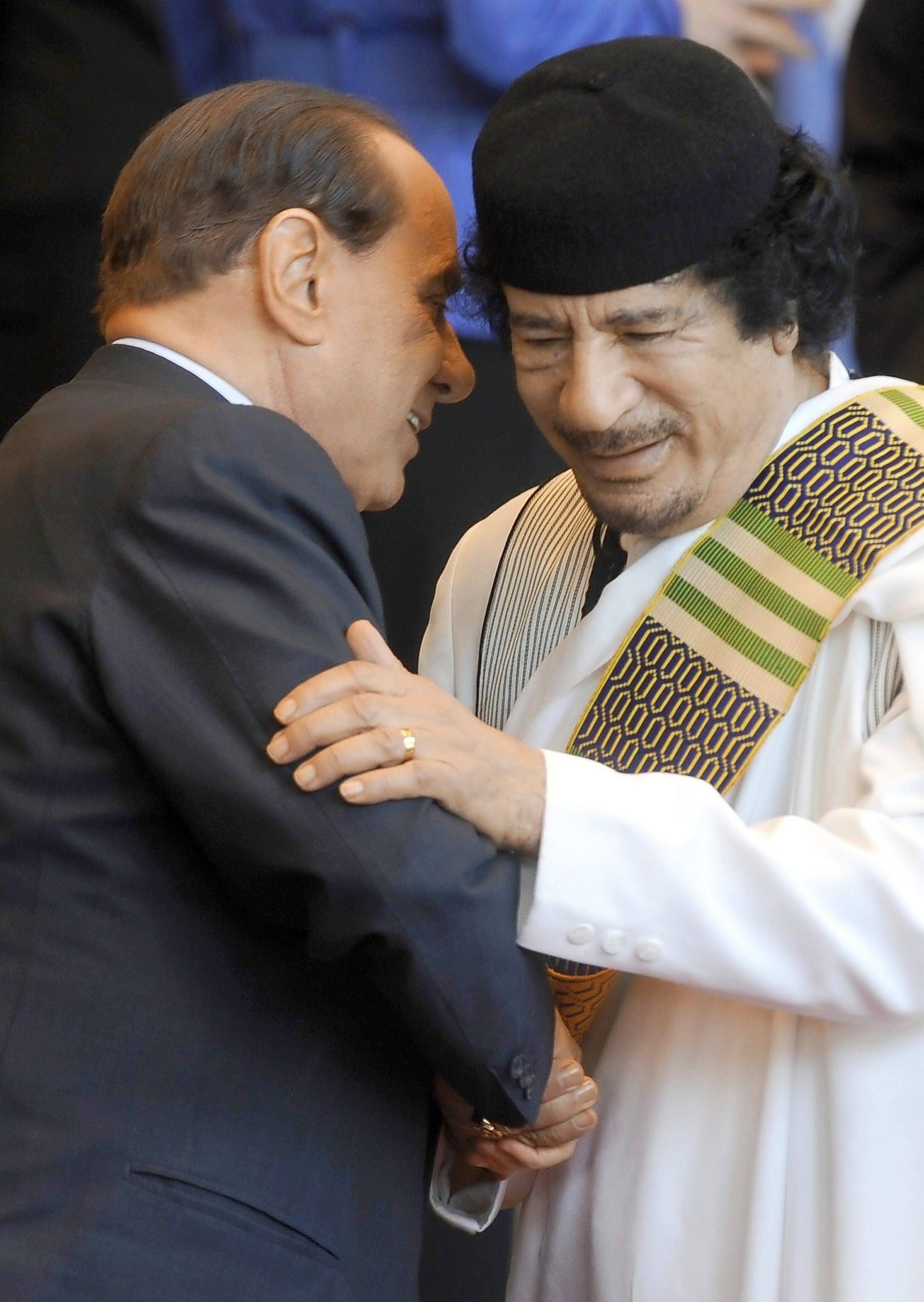 2010 traf Berlusconi den damaligen Diktator Libyens, Muammar al-Gaddafi. Ein Jahr später wurde Gaddafi im Zusammenhang mit den landesweiten Aufständen in Libyen getötet.