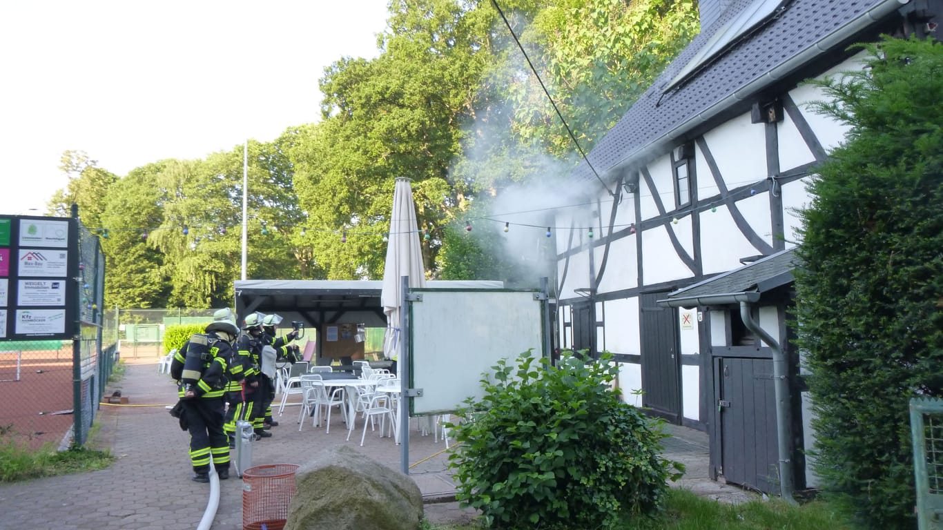 Brennendes Tennisheim: Einsatzkräfte suchen das Gebäude mit einer Wärmebildkamera nach Brandstellen ab.