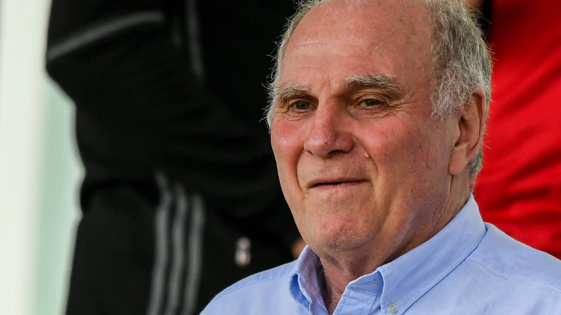 Uli Hoeneß: Der Bayern-Aufsichtsrat verteidigte den Zeitpunkt der Entlassung von Kahn und Salihamidžić.