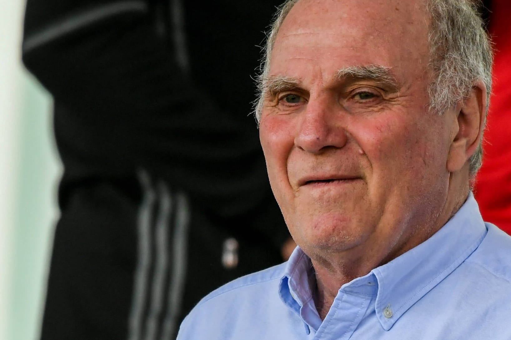 Uli Hoeneß: Der Bayern-Aufsichtsrat verteidigte den Zeitpunkt der Entlassung von Kahn und Salihamidžić.