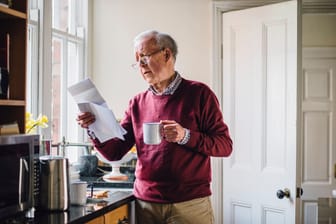 Rentner sichtet seine Post (Symbolbild): Rentenpunkte, die Sie an Ihren geschiedenen Partner abgetreten haben, können Sie sich unter Umständen zurückholen.