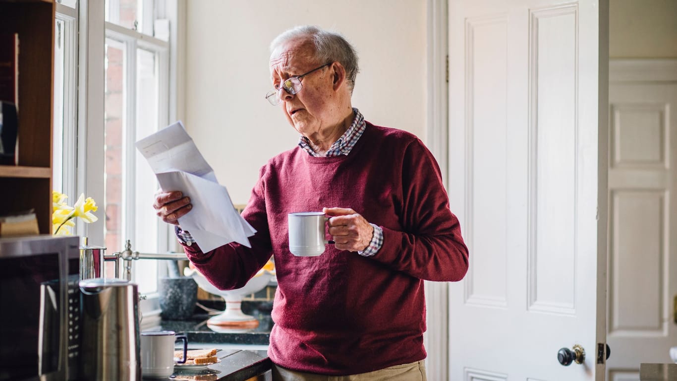 Rentner sichtet seine Post (Symbolbild): Rentenpunkte, die Sie an Ihren geschiedenen Partner abgetreten haben, können Sie sich unter Umständen zurückholen.