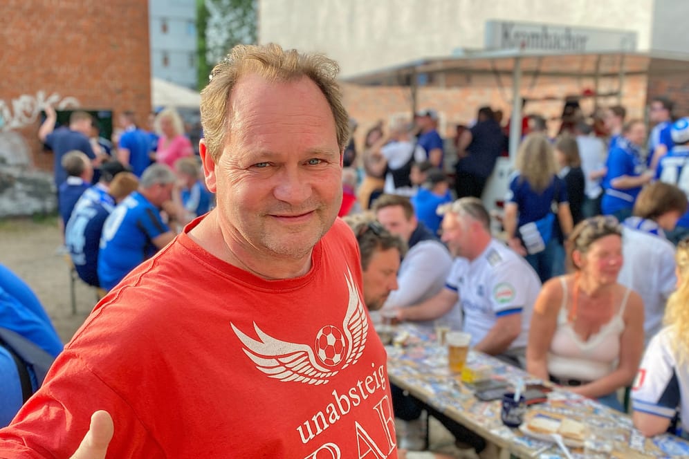 Kneipenwirt Mario Drifte: Er hat dem Fantreffpunkt den Namen "UnabsteigBar" gegeben.