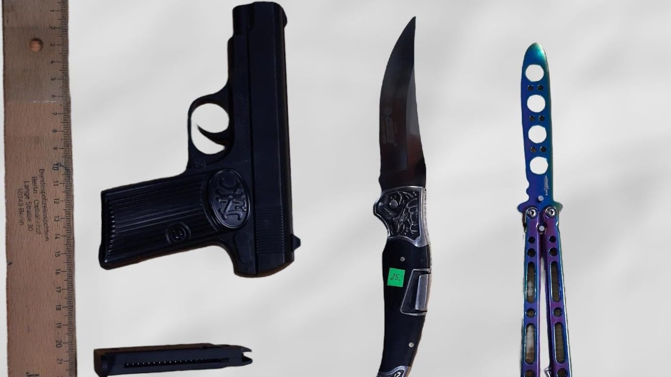 Bei den Jugendlichen wurde eine Softairwaffe samt Munition, mehr als 80 verschiedene Feuerwerkskörper, ein Butterfly-Trainingsmesser und ein Taschenmesser sichergestellt. Bei den Jugendlichen wurde eine Softairwaffe samt Munition, mehr als 80 verschiedene Feuerwerkskörper, ein Butterfly-Trainingsmesser und ein Taschenmesser sichergestellt.