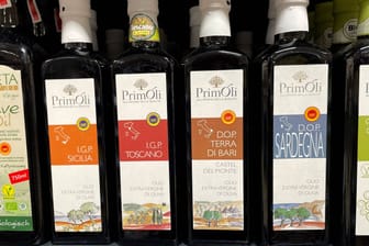 Flaschen mit Olivenöl stehen im Supermarktregal (Symbolbild): Was die Diebe wohl mit der großen Menge vorhaben?