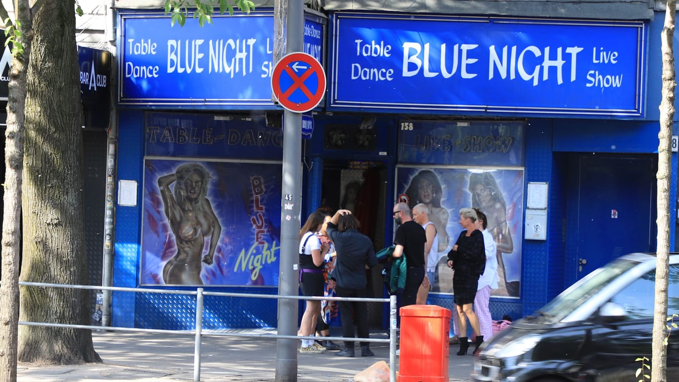 Das "Blue Night" auf der Reeperbahn: Vor der Türe stehen Darsteller, die auch in dem Video zu sehen sind.