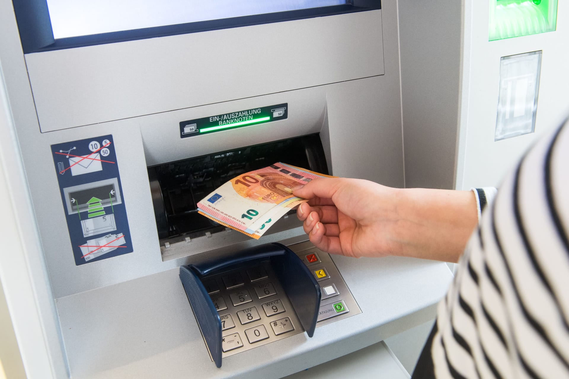 Bis zu einem bestimmten Limit kann man sein Konto überziehen. Doch selten ist es eine gute Idee, den Dispo auszureizen. Bis zu einem bestimmten Limit kann man sein Konto überziehen. Doch selten ist es eine gute Idee, den Dispo auszureizen.
