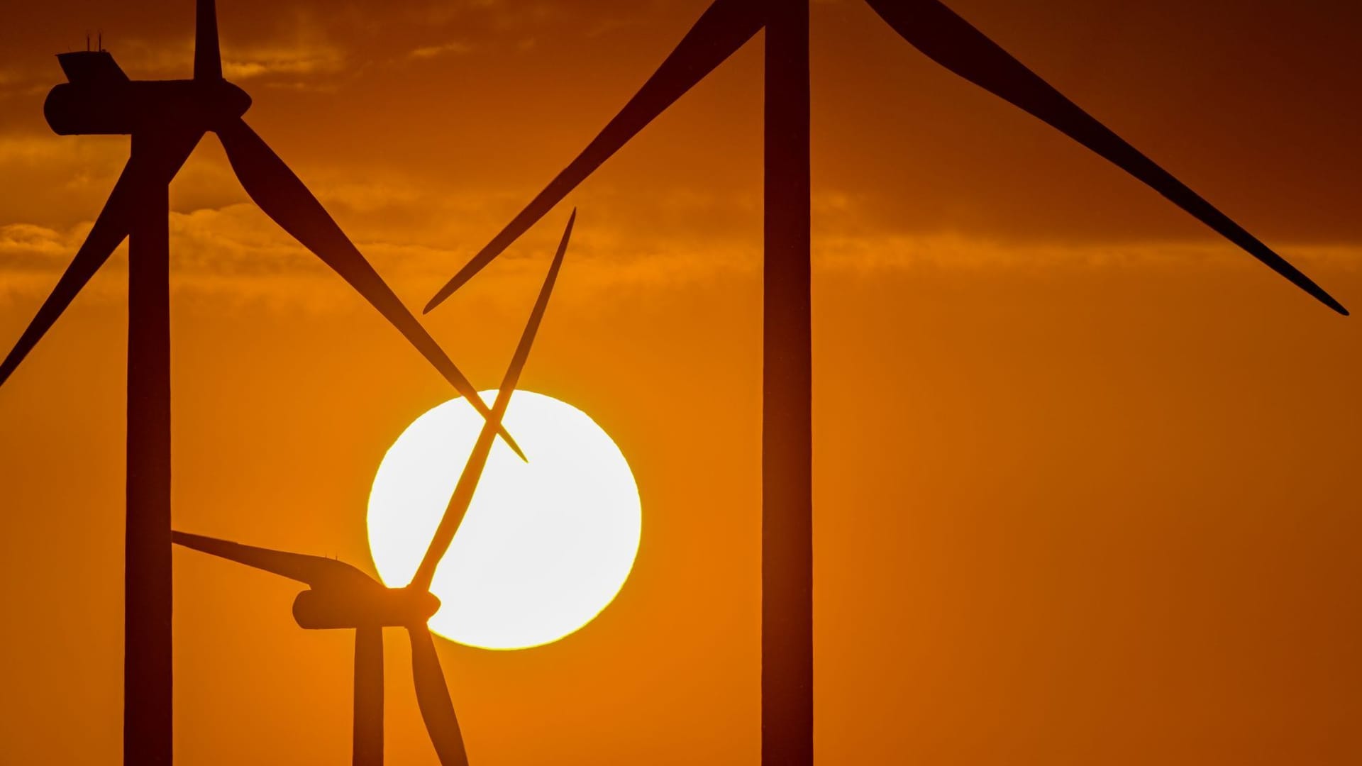 Sonnenuntergang hinter Windrädern: Das Wochenende wird sonnig, die kommende Woche wechselhaft, aber warm. Sonnenuntergang hinter Windrädern: Das Wochenende wird sonnig, die kommende Woche wechselhaft, aber warm.