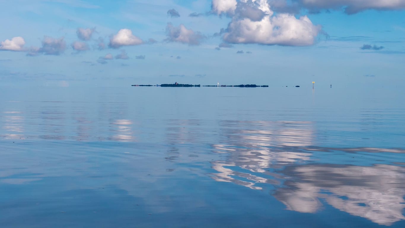 Die Insel Neuwerk mit Blick vom Festland (Archivfoto): Eine Überquerung ist nur bei Ebbe möglich. Bei Flut besteht akute Lebensgefahr.