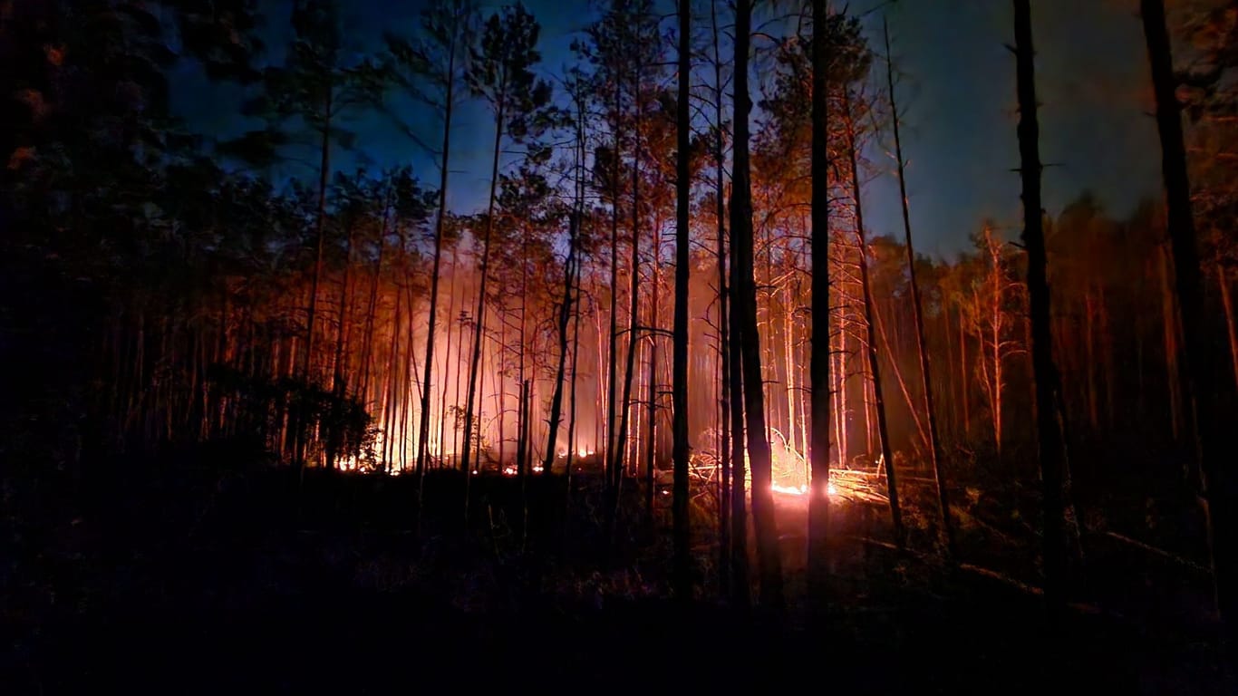 Waldbrandbei Jüterbog: Die von den Flammen betroffene Fläche ist deutlich größer geworden.