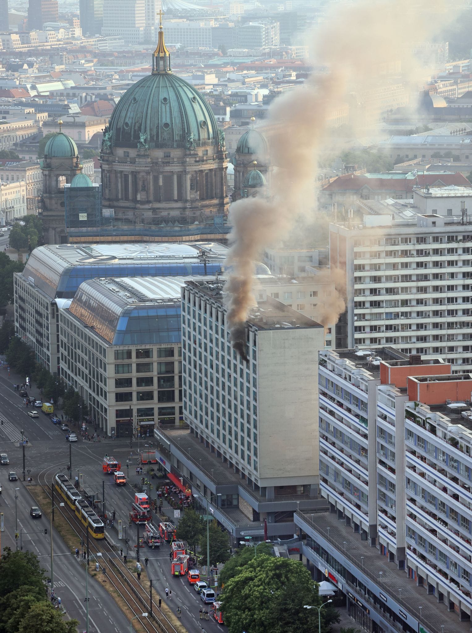 Große Rauchwolke am Berliner Alexanderplatz: Dort ist am Dienstagabend ein Feuer ausgebrochen.