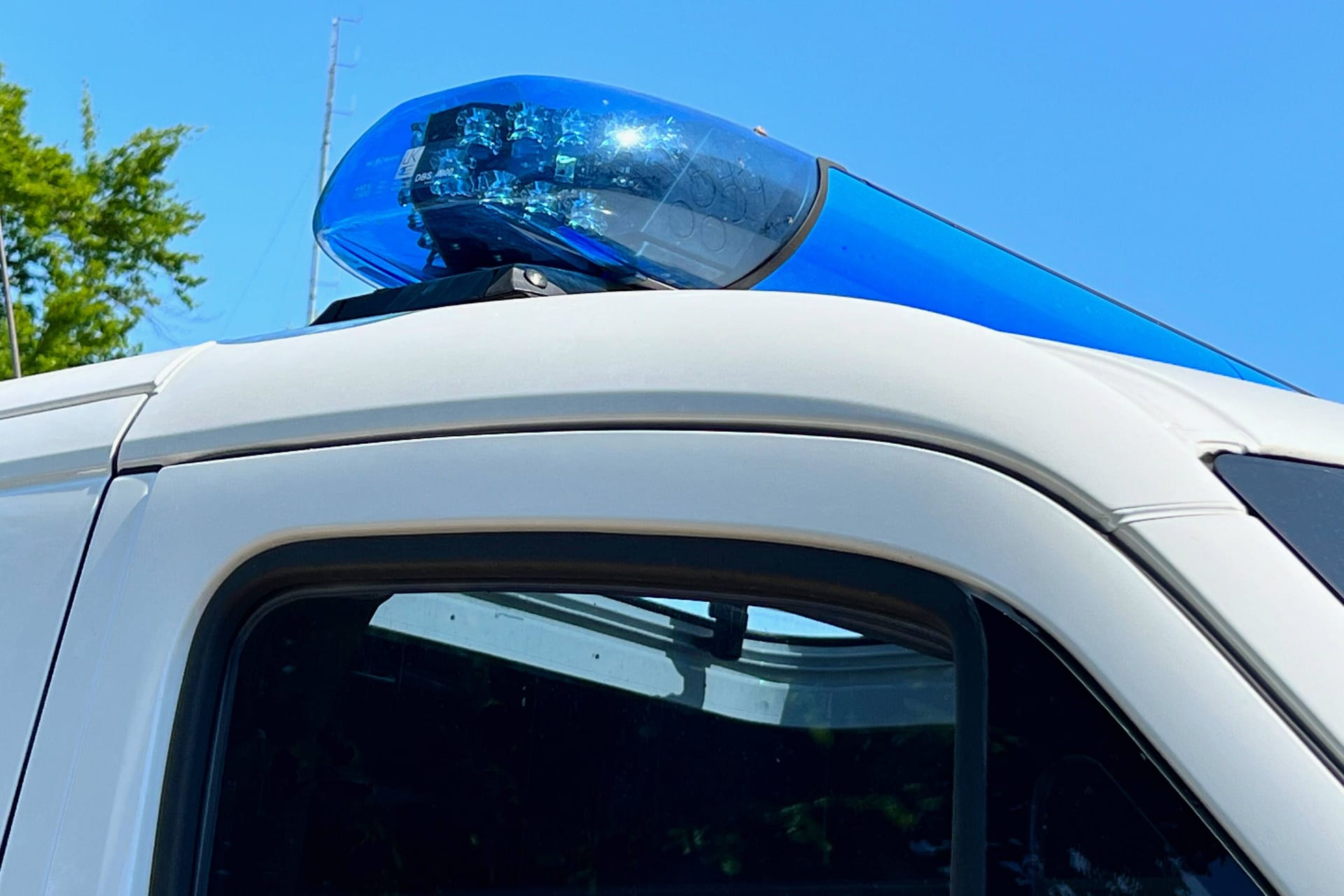 Streifenwagen der Polizei (Symbolbild): Wer hat die Familie gesehen, die sich mutmaßlich auf dem Weg zum Strand befand?