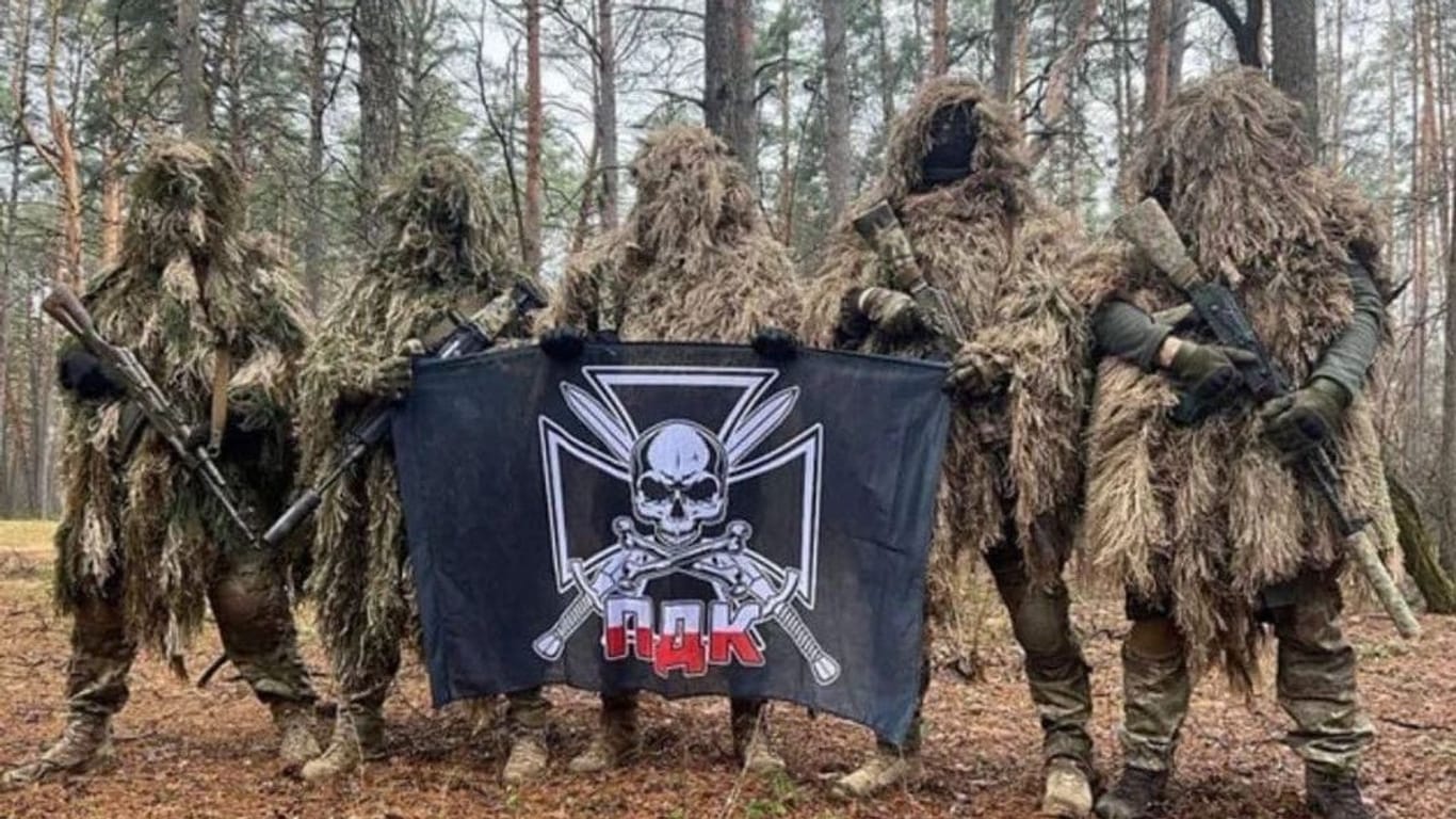 Kämpfer mit Fahne der polnischen PDK: "Ein paar Aufnahmen von der Reise"