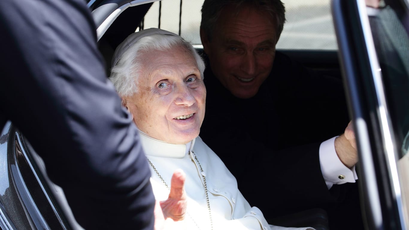 Papst Benedikt 2015 bei der Ankunft im Sommerurlaub (Archivbild): Immer mehr wird über seine Rolle im Missbrauchsskandal der katholischen Kirche bekannt.