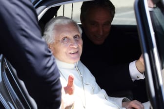 Papst Benedikt 2015 bei der Ankunft im Sommerurlaub (Archivbild): Immer mehr wird über seine Rolle im Missbrauchsskandal der katholischen Kirche bekannt.