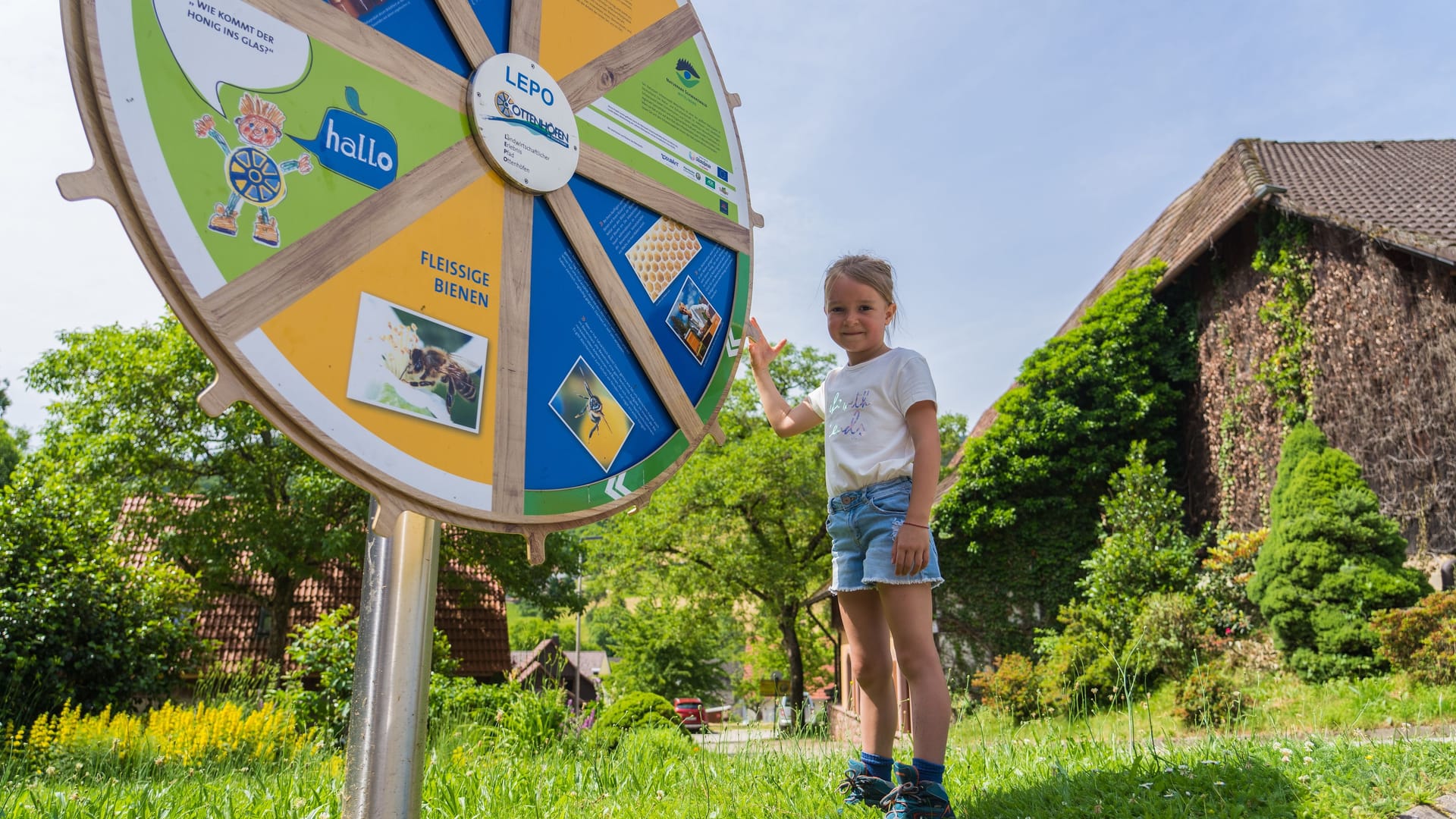 Ottenhöfen ist als Mühlendorf bekannt: Passend dazu muss unterwegs an großen Rädern gedreht werden.