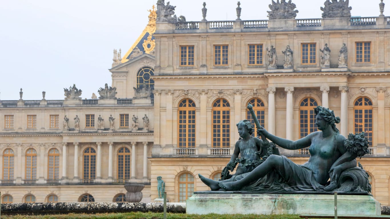 Die Bronzestatue La Marne vor dem Schloß Versailles: Die ehemaligen Privaträume von Marie Antoinette können bald wieder besichtigt werden.