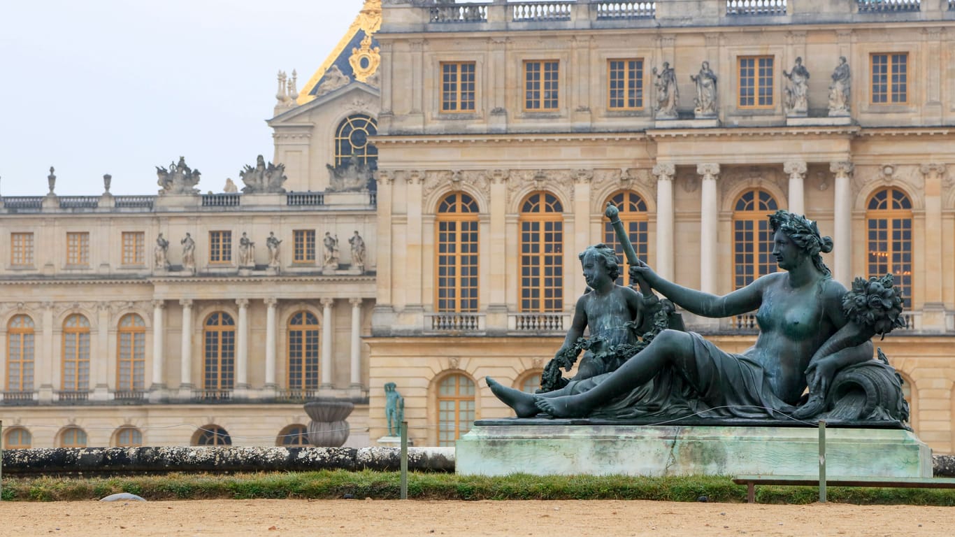Die Bronzestatue La Marne vor dem Schloß Versailles: Die ehemaligen Privaträume von Marie Antoinette können bald wieder besichtigt werden.