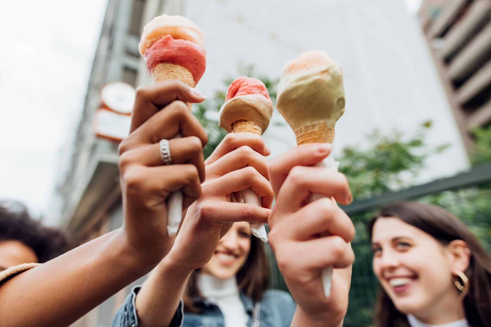 Mit Eiscreme lässt es sich auch in deutschen Städten im Sommer gut aushalten (Symbolbild).