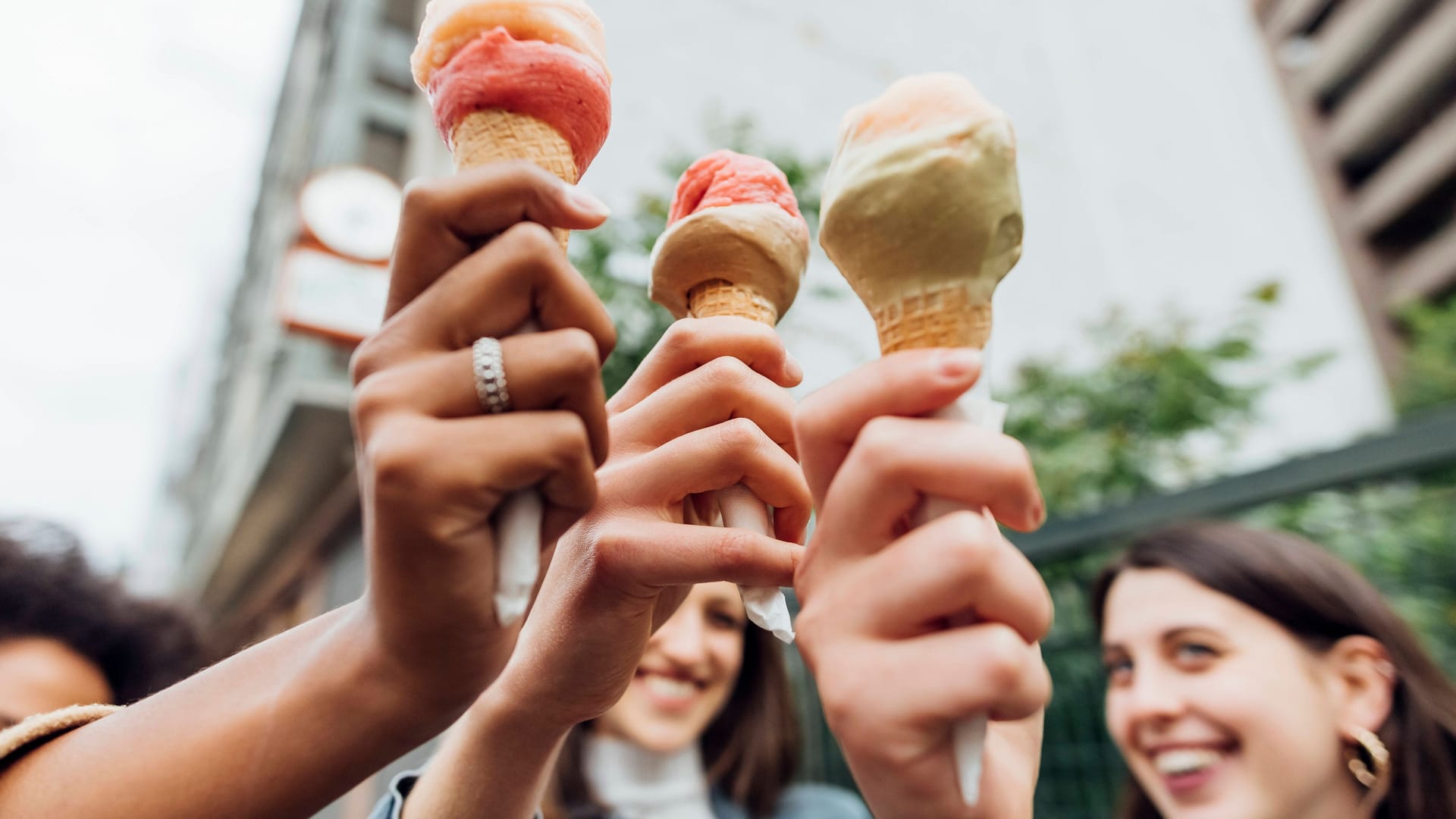 Mit Eiscreme lässt es sich auch in deutschen Städten im Sommer gut aushalten (Symbolbild).