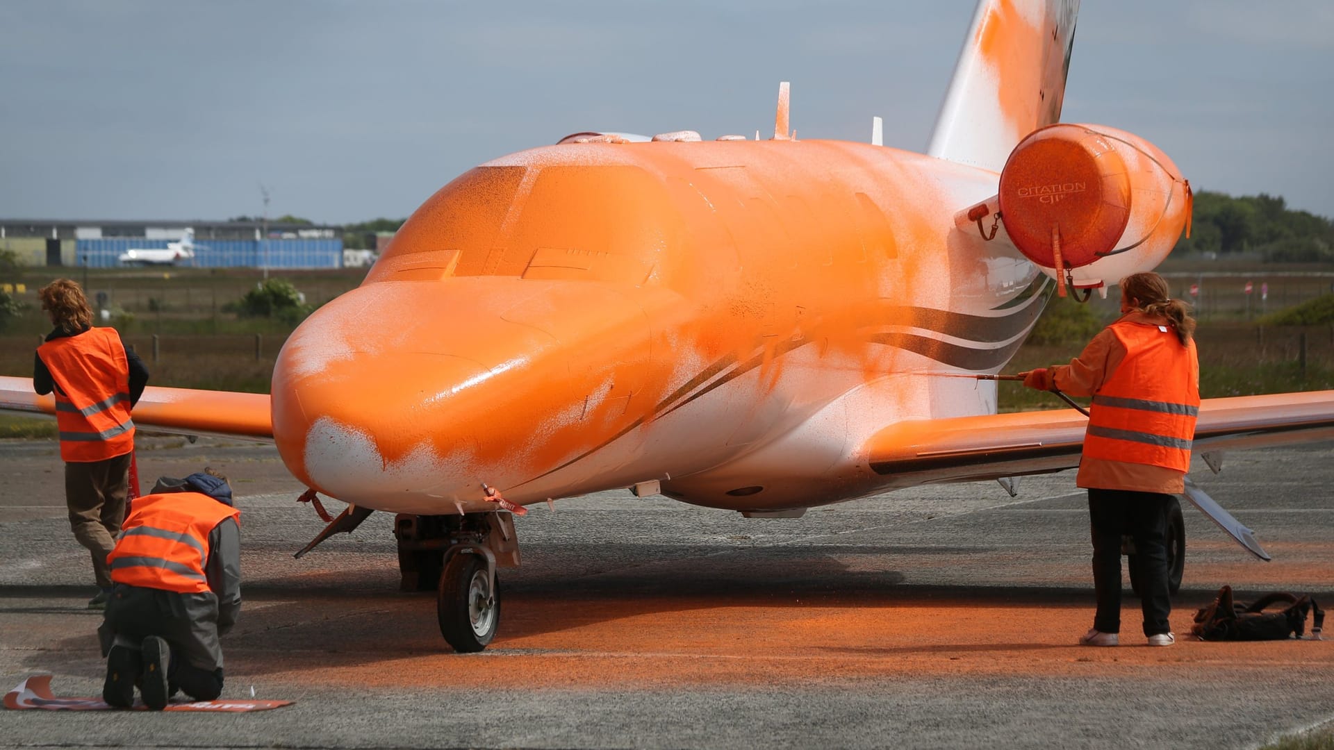 Klimaaktivisten am Flughafen: Auf Sylt beschmierten sie einen Privatjet.